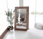 مرآه بإطار خشب