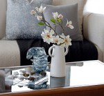 فازة بيضاء بمقبضين