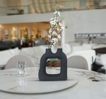 فازة ديكور سوداء من السيراميك